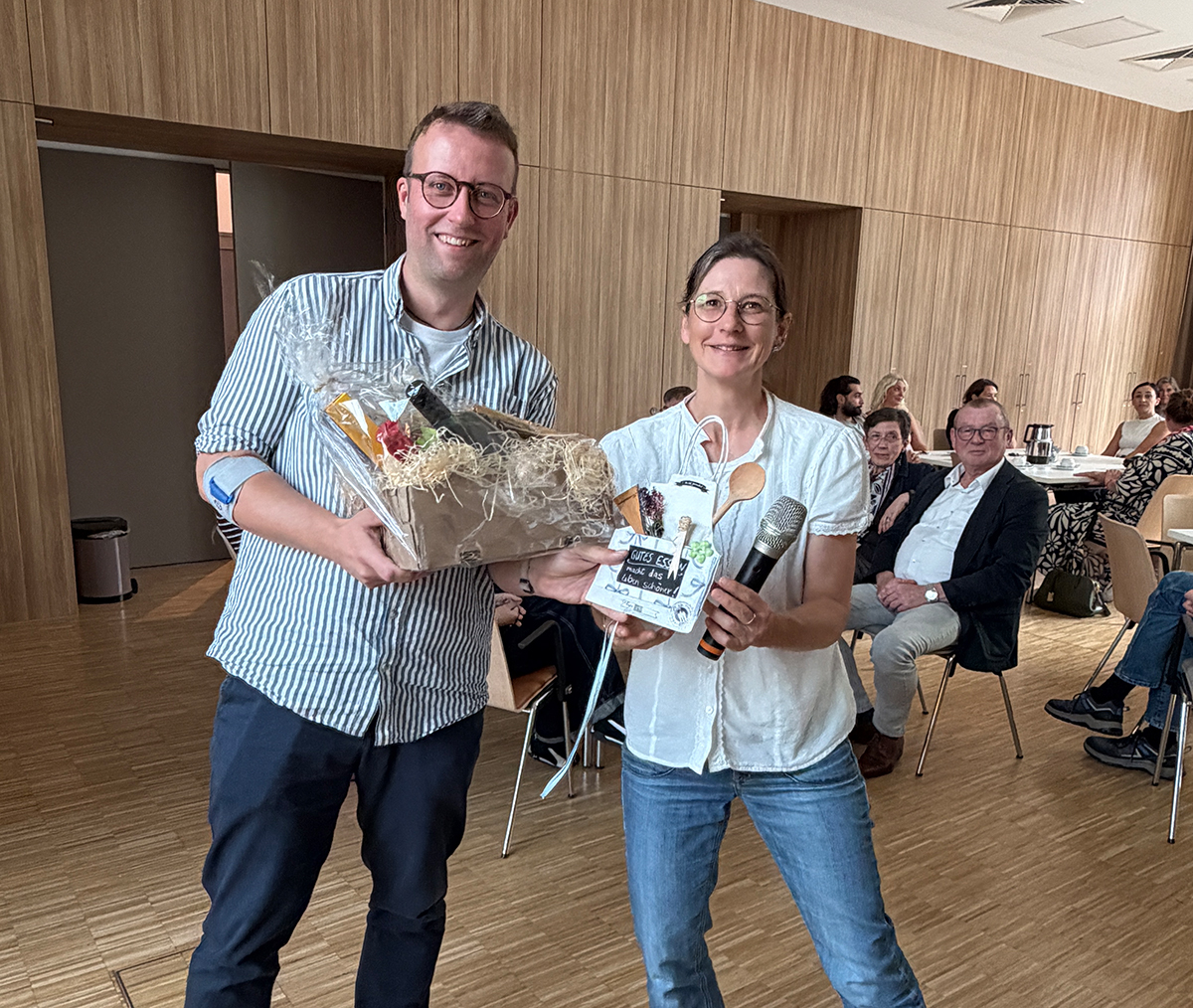 Geschenkübergabe