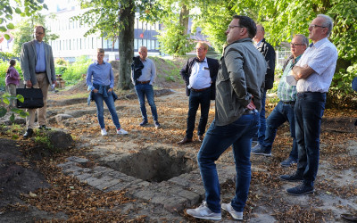 Besichtigung der archäologischen Grabungen auf dem Kirchplatz